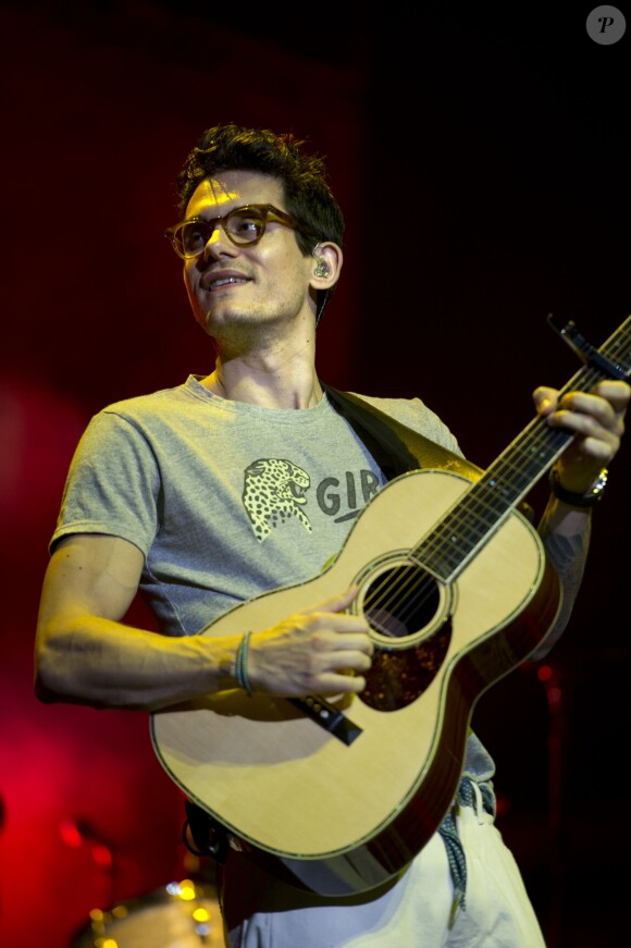 John Mayer en concert à Amsterdam lors de sa tournée "Born and Raised World Tour". Le 20 juin 2014