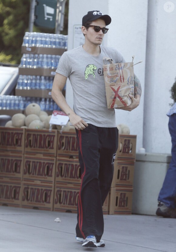 Exclusif - John Mayer fait du shopping au "Bristol Farms" à West Hollywood, le 23 mai 2014 