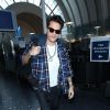 John Mayer arrive à l'aéroport de LAX à Los Angeles, le 17 mai 2014