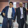 John Mayer, qui porte une robe de chambre bleue, arrive à l'aéroport de New York en provenance de la Corée du Sud où il a donné un concert, le 11 mai 2014. F