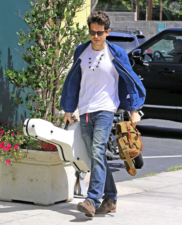 Exclusif - John Mayer se rend à un studio d'enregistrement avec sa guitare à Santa Monica. Le 8 mai 2014