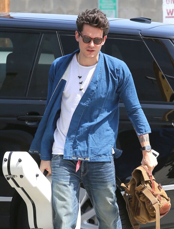 Exclusif - John Mayer se rend à un studio d'enregistrement avec sa guitare à Santa Monica. Le 8 mai 2014 