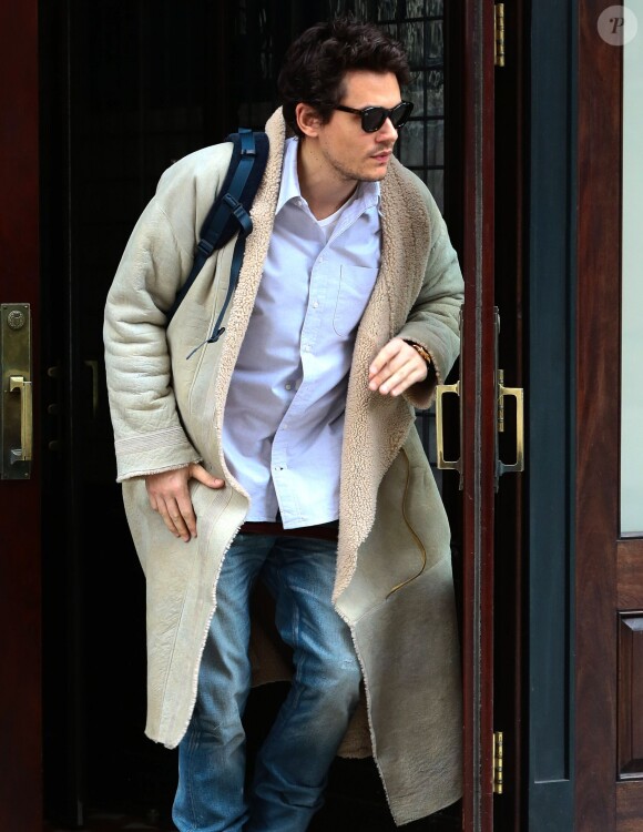John Mayer à la sortie de son hôtel à New York, le 25 février 2014 