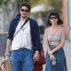 Katy Perry et son petit ami John Mayer se baladent et font du shopping à Hollywood. Katy ne porte plus l'alliance qu'elle avait à l'annulaire gauche lors de la Saint-Valentin alors que des rumeurs de fiançailles se font de plus en plus préssantes. Le 16 février 2014