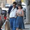 Katy Perry et son petit ami John Mayer se baladent et font du shopping à Hollywood. Katy ne porte plus l'alliance qu'elle avait à l'annulaire gauche lors de la Saint-Valentin alors que des rumeurs de fiançailles se font de plus en plus préssantes. Le 16 février 2014