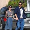 Katy Perry et son petit ami John Mayer se baladent et font du shopping à Hollywood. Katy ne porte plus l'alliance qu'elle avait à l'annulaire gauche lors de la Saint-Valentin alors que des rumeurs de fiançailles se font de plus en plus préssantes. 