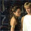 Le film Alexandre (2004) avec Angelina Jolie qui joue la mère de Colin Farrell. A l'époque, elle a 29 ans et lui 28...