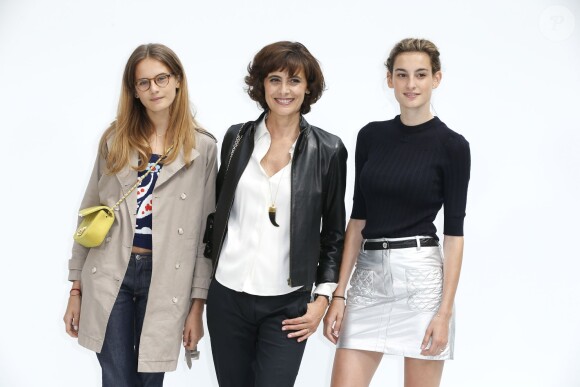 Inès de la Fressange et ses filles Nine et Violette d'Urso - People au défilé de mode, collection Haute-Couture automne-hiver 2014/2015 "Chanel" au Grand Palais à Paris. Le 8 juillet 2014
