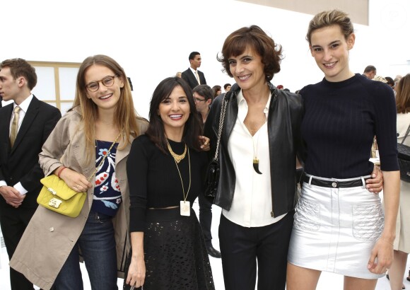 Inès de la Fressange et ses filles Nine et Violette d'Urso - People au défilé de mode, collection Haute-Couture automne-hiver 2014/2015 "Chanel" au Grand Palais à Paris. Le 8 juillet 2014