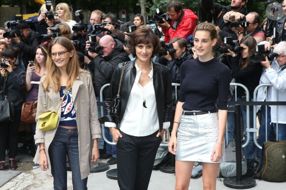 Inès de La Fressange et ses filles Nine et Violette d'Urso - Arrivée des people au 2ème défilé de mode "Chanel" Haute Couture Automne-Hiver 2014/2015 au Grand Palais à Paris, le 8 juillet 2014.