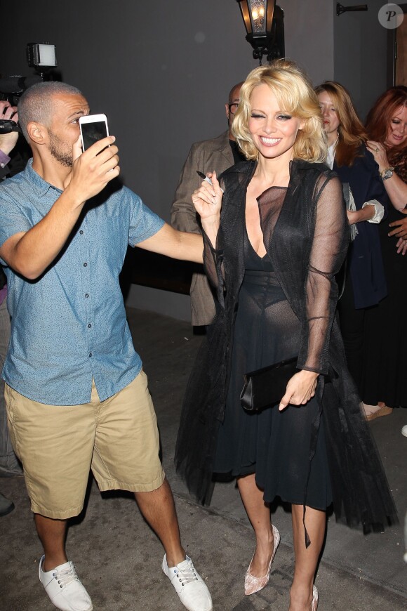 Pamela Anderson à la sortie de Crossroads, un restaurant vegan à West Hollywood le 7 mai 2015 