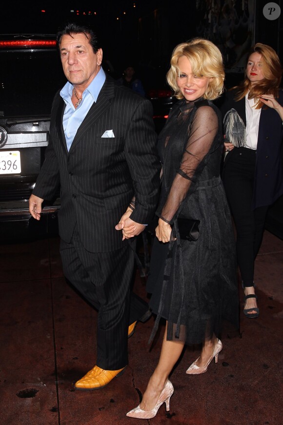 Pamela Anderson et Chuck Zito quittent le Rainbow Bar & Grill de West Hollywood, le 7 mai 2015