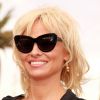 Pamela Anderson célèbre le mariage de Dan Mathews et Jack Ryan à Las Vegas. Elle pose avec les jeunes mariés et la chanteuse et guitariste américaine Chrissie Hynde du groupe "Pretenders" sous le panneau publicitaire "Welcome to Fabulous Las Vegas". Le 27 novembre 2014 