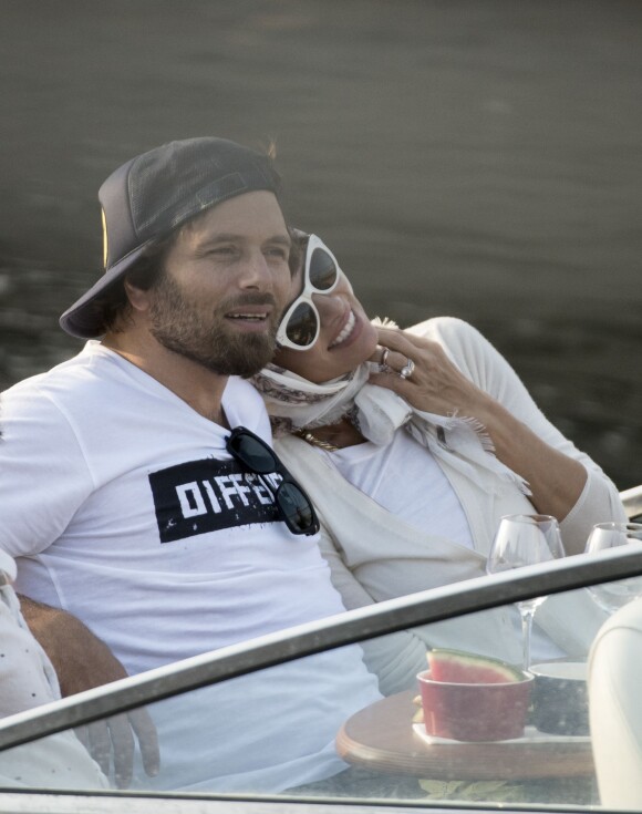 Pamela Anderson, son fils Dylan Jagger Lee, et son mari Rick Salomon se promènent sur le port et font un tour de bateau à Copenhague, le 29 juillet 2014.