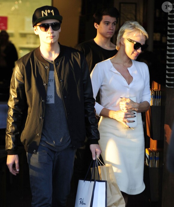 Pamela Anderson va faire du shopping avec ses enfants Brandon et Dylan Lee chez Barneys New York à Beverly Hills, le 5 fevrier 2014 