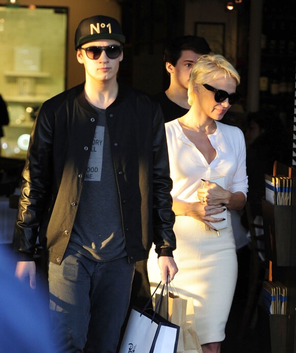 Pamela Anderson va faire du shopping avec ses enfants Brandon et Dylan Lee chez Barneys New York à Beverly Hills, le 5 fevrier 2014.  