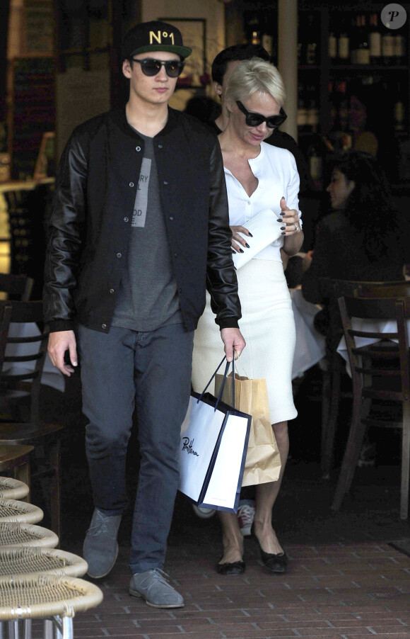 Pamela Anderson va faire du shopping avec ses enfants Brandon et Dylan Lee chez Barneys New York à Beverly Hills, le 5 fevrier 2014.  