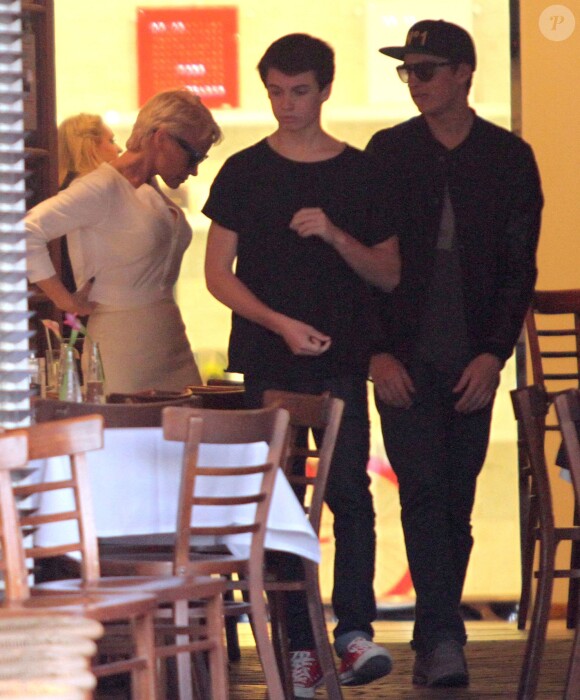 Pamela Anderson va faire du shopping avec ses enfants Brandon et Dylan Lee chez Barneys New York à Beverly Hills, le 5 fevrier 2014.  