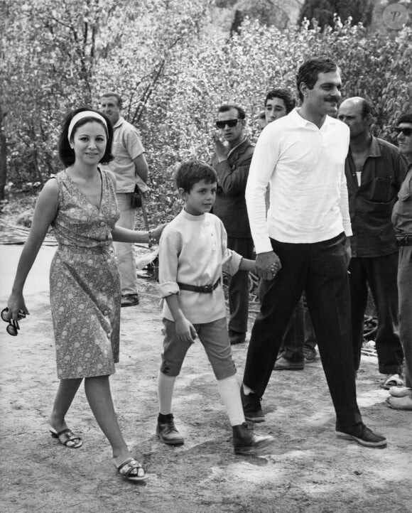 Omar Sharif et son épouse Faten Hamama, aux côtés de leur fils Tarek, en 1965, sur le tournage du Docteur Jivago