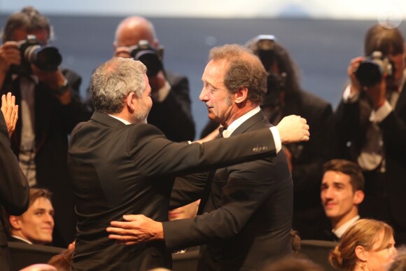 Vincent Lindon recevant son prix d'interprétation masculine pour le film "La Loi du Marché" et le réalisateur Stéphane Brizé - Cérémonie de clôture du 68e Festival International du film de Cannes, le 24 mai 2015