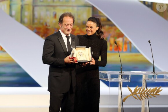 Vincent Lindon recevant le prix d'interprétation masculine pour le film "La Loi du Marché", et Michelle Rodriguez - Cérémonie de clôture du 68e Festival International du film de Cannes, le 24 mai 2015