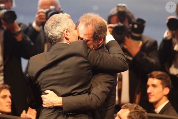Vincent Lindon recevant son prix d'interprétation masculine pour le film "La Loi du Marché" et Stéphane Brizé le réalisateur - Cérémonie de clôture du 68e Festival International du film de Cannes, le 24 mai 2015