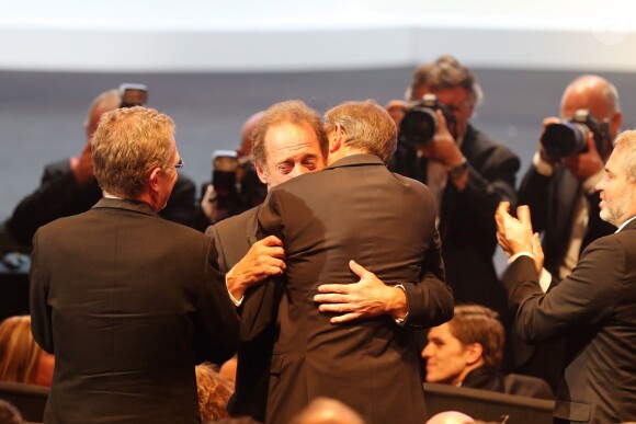 Vincent Lindon recevant son prix d'interprétation masculine pour le film "La Loi du Marché" et Stéphane Brizé le réalisateur - Cérémonie de clôture du 68e Festival International du film de Cannes, le 24 mai 2015