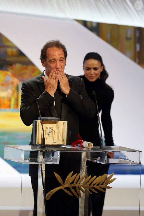 Vincent Lindon recevant le prix d'interprétation masculine pour le film "La Loi du Marché", et Michelle Rodriguez - Cérémonie de clôture du 68e Festival International du film de Cannes, le 24 mai 2015