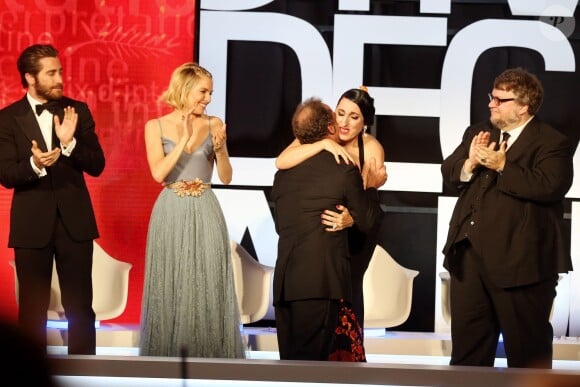 Vincent Lindon recevant le prix d'interprétation masculine pour le film "La Loi du Marché", il embrasse les membres du jury - Cérémonie de clôture du 68e Festival International du film de Cannes, le 24 mai 2015