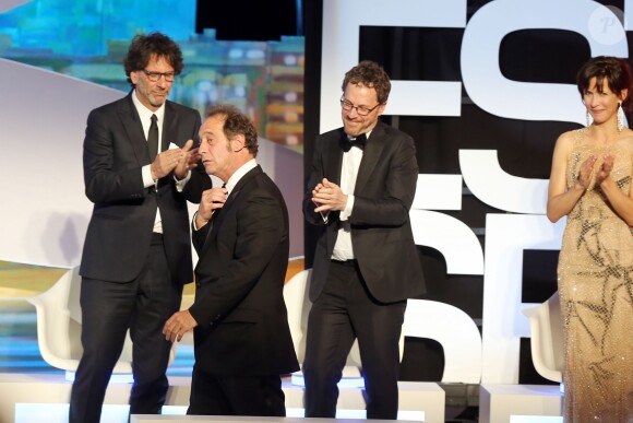 Vincent Lindon recevant le prix d'interprétation masculine pour le film "La Loi du Marché" - Cérémonie de clôture du 68e Festival International du film de Cannes, le 24 mai 2015