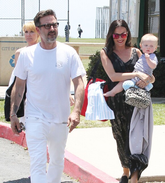 Exclusif - David Arquette se promène en famille avec sa femme Christina McLarty et leur fils Charlie à Malibu, le 24 mai 2015 