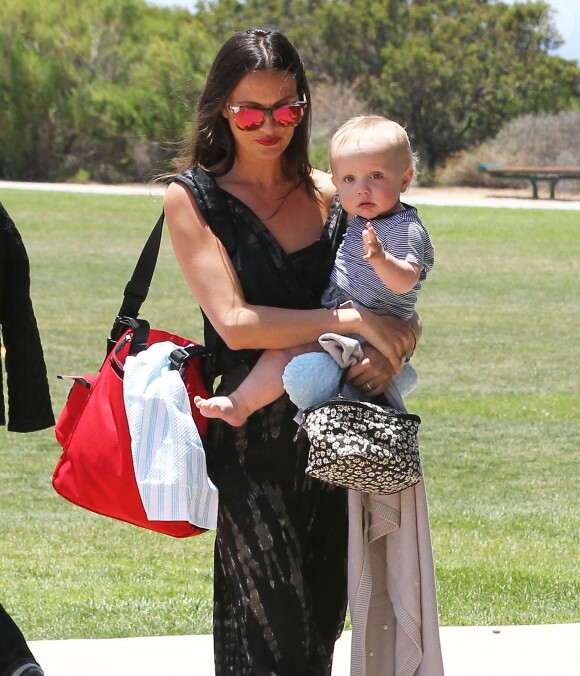 Exclusif - David Arquette se promène en famille avec son épouse Christina McLarty et leur fils Charlie à Malibu, le 24 mai 2015 