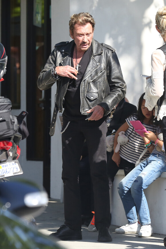 Exclusif - Johnny Hallyday, sa femme Laeticia et leurs filles Jade et Joy profitent d'une journée ensoleillée à Malibu, le 12 avril 2015. Laeticia, accompagnée de sa grand-mère Eliette et de la nounou Maryline, a fait du shopping chez Planet Blue pour acheter des serviettes de plage. Pendant ce temps, Johnny a fait un tour de moto avec un ami.