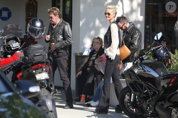 Exclusif - Johnny Hallyday, sa femme Laeticia et leurs filles Jade et Joy profitent d'une journée ensoleillée à Malibu, le 12 avril 2015. Laeticia, accompagnée de sa grand-mère Eliette et de la nounou Maryline, a fait du shopping chez Planet Blue pour acheter des serviettes de plage. Pendant ce temps, Johnny a fait un tour de moto avec un ami.