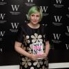 Lena Dunham dédicace son livre "Not That Kind Of Girl" à la librairie Waterstone dans le quartier de Piccadilly à Londres, le 29 octobre 2014. Elle a les cheveux teints en vert.  
