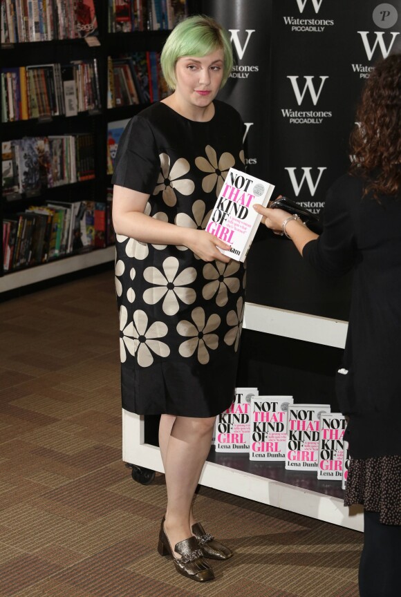 Lena Dunham dédicace son livre "Not That Kind Of Girl" à la librairie Waterstone dans le quartier de Piccadilly à Londres, le 29 octobre 2014.  