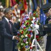 Le président américain Barack Obama dépose une gerbe sur la tombe du soldat inconnu lors du Memorial Day au cimetière national de Arlington, le 25 mai 2015. 