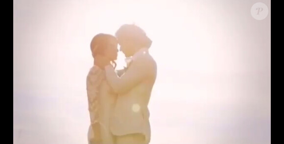 Pour l'anniversaire de son premier mois de mariage avec Ian Somerhalder, Nikki Reed a dévoilé une vidéo inédite sur son compte Instagram, le 26 mai 2015. Les deux acteurs se sont dit oui à la date du 26 avril 2015 dans les hauteurs de Malibu.