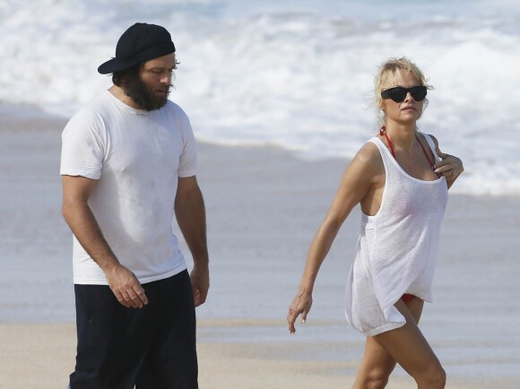 Pamela Anderson et son ex mari Rick Salomon passent une journée sur une plage à Hawaii Le 27 décembre 2014  