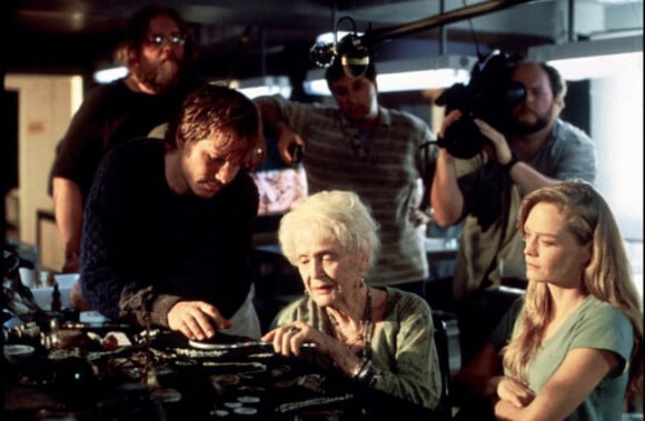 Gloria Stuart dans Titanic, avec Bill Paxton et Suzy Amis autour d'elle