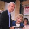 Gloria Stuart recevant en 2000 son étoile à Hollywood avec James Cameron