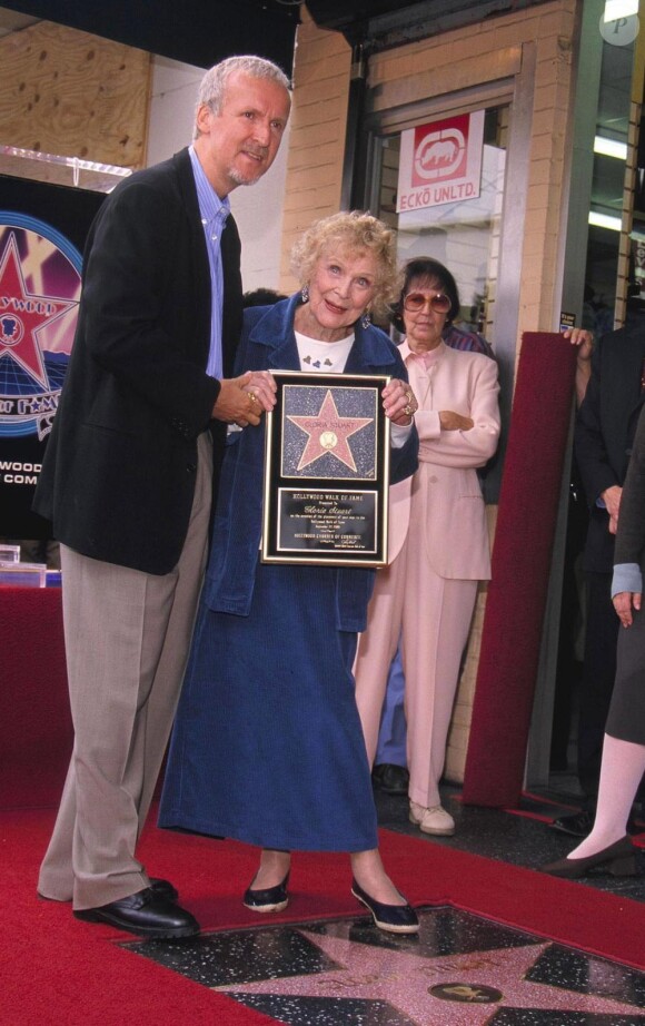 Gloria Stuart recevant en 2000 son étoile à Hollywood avec James Cameron