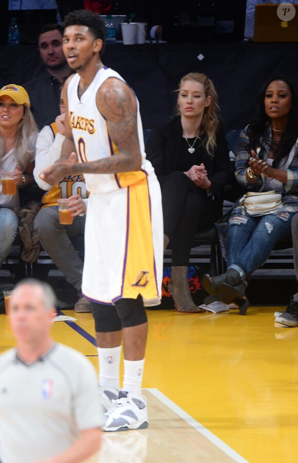 Iggy Azalea, venue soutenir son petit-ami Nick Young avec une amie, lors du match de basket des Lakers contre les Pheonix Suns à Los Angeles, le 28 décembre 2014