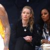 Iggy Azalea, venue soutenir son petit-ami Nick Young avec une amie, lors du match de basket des Lakers contre les Pheonix Suns à Los Angeles, le 28 décembre 2014.