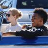 Le joueur de basket-ball américain Nick Young et sa petite amie Iggy Azelea se baladent au volant d'une voiture Chevrolet décapotable dans les rues de Los Angeles, le 23 décembre 2014 
