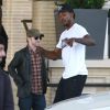 En sortant de chez Barneys New York à Beverly Hills, Seth Green a croisé Nick Young (un joueur des Lakers) qui venait d'arriver à bord de sa chevrolet de collection, un cadeau de sa petite-amie Iggy Azalea, le 22 décembre 2014.