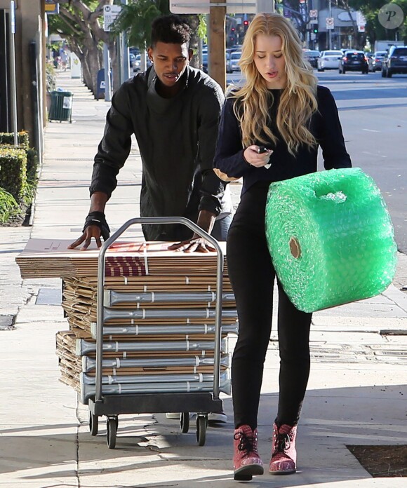 Exclusif - Iggy Azalea (chaussures Chanel, sac Elizabeth&James) et son petit-ami Nick Young, très complices, se promènent à Los Angeles, le 2 novembre 2014. 