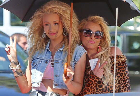 Britney Spears et Iggy Azalea sur le tournage de leur nouveau clip à Studio City, le 9 avril 2015. 