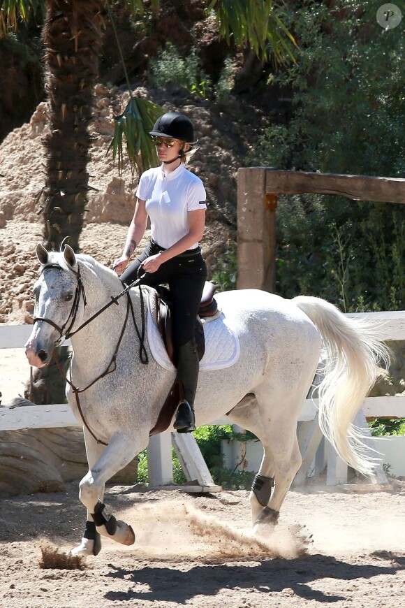 Exclusif - Iggy Azalea fait du cheval dans un ranch à Los Angeles, le 30 mars 2015.  