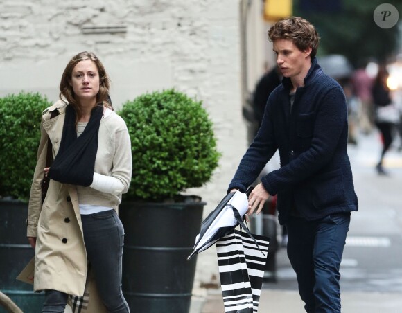 Eddie Redmayne et sa femme Hannah Bagshawe devant leur hôtel à New York, le 1er juin 2015.